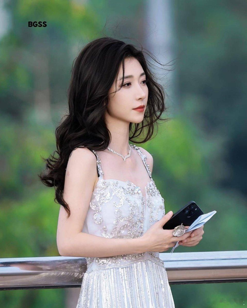 王格格在开推当新娘丁程鑫开推里的新娘是王格格破次元联动太惊喜，短剧常客王格格做客