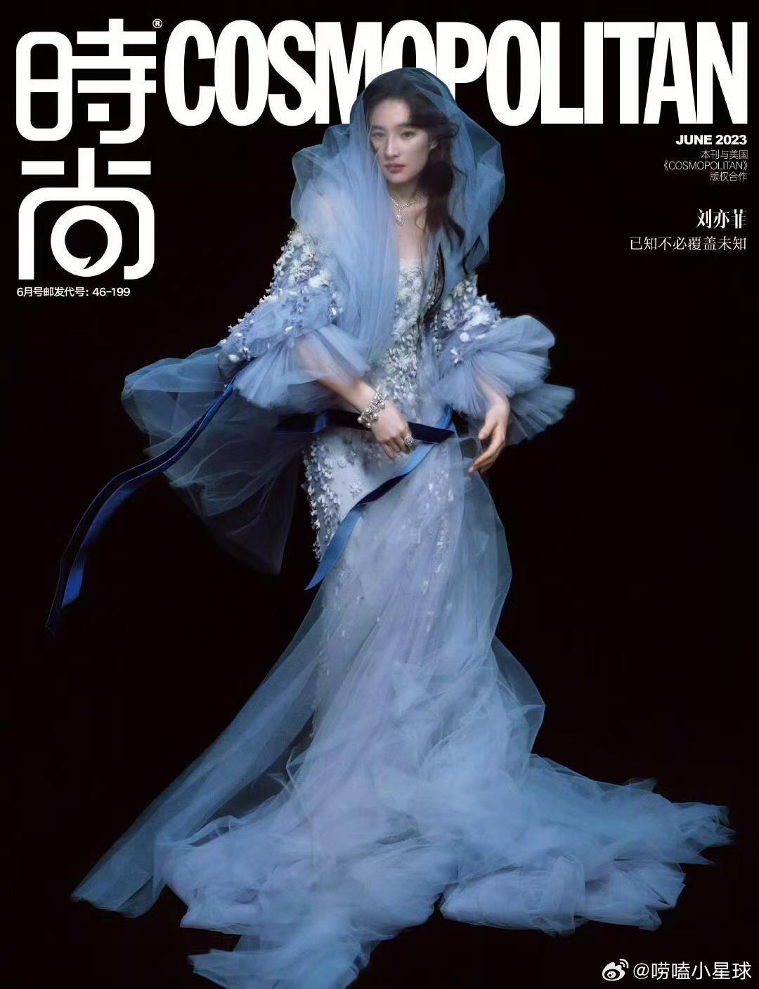 曝VOGUE红毯颜色换了 本来以为红毯要走得端端正正，结果现场像公园遛弯，有人还