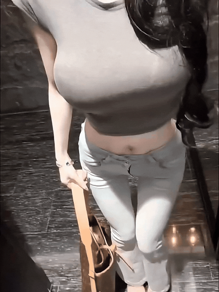 这包挺实用啊，
主打一个便宜又实惠，而且都不用打扮！

穿搭有型，
浅灰紧身T包