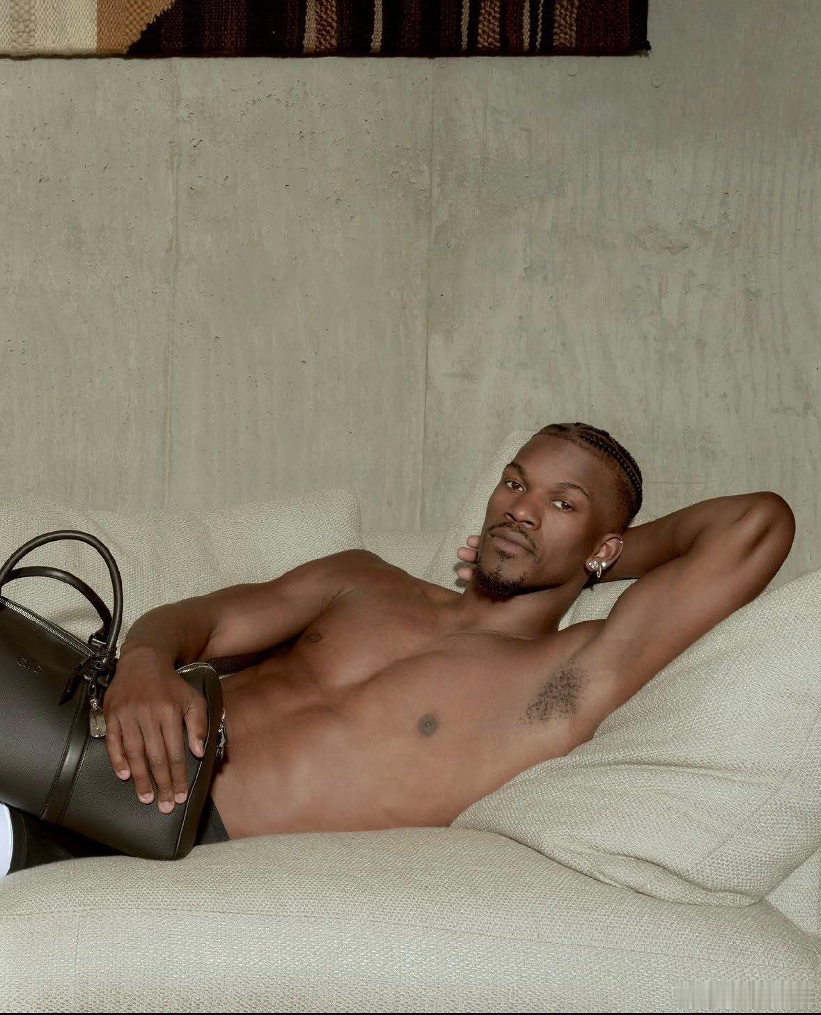 巴特勒秀身材库里命中三分后巴特勒笑了