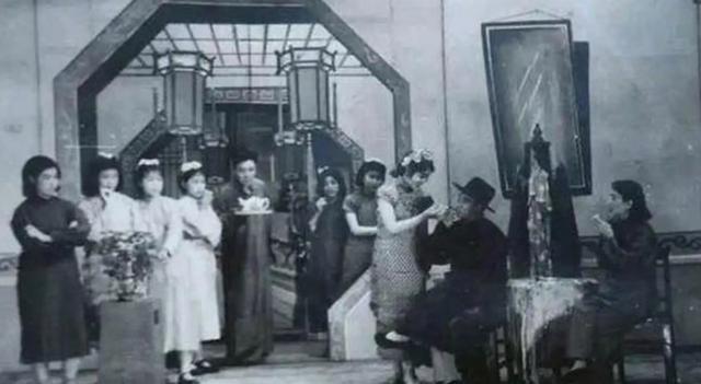 1949年，蒋介石带着60万大军败逃台湾，其中大部分都是没成婚的年轻人，为了解决