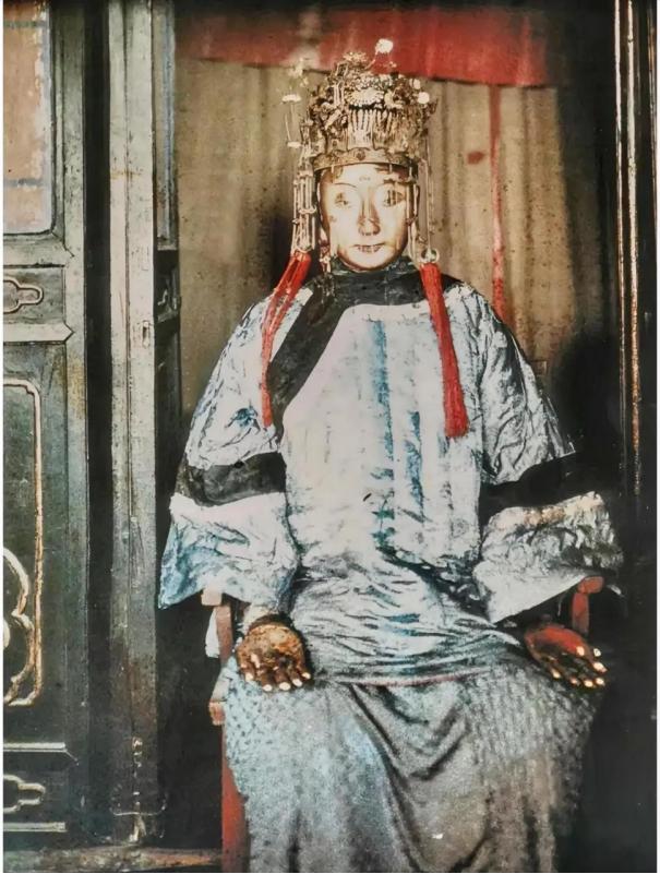 这是泰山碧霞元君，也就是“泰山奶奶”的一座罕见的神像，可能很多人是第一次看到，她