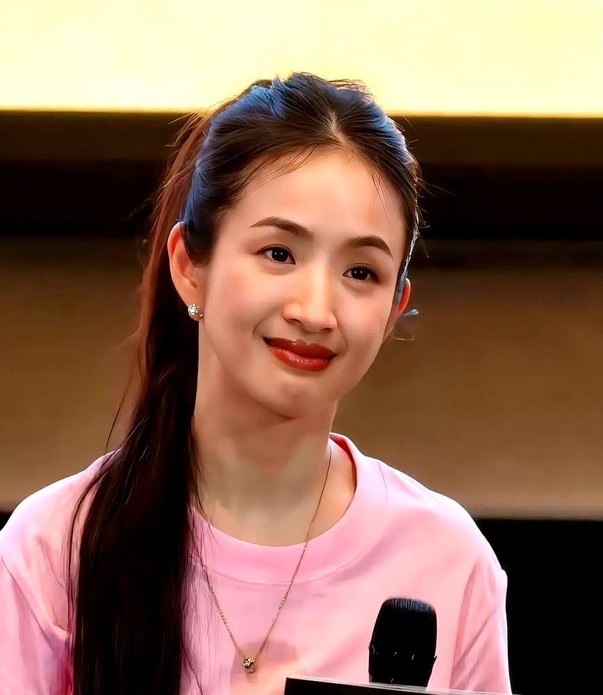 43岁生完二胎，老公长期不在家，林依晨这状态绝了。

她产后3个月就扎进剧组连轴