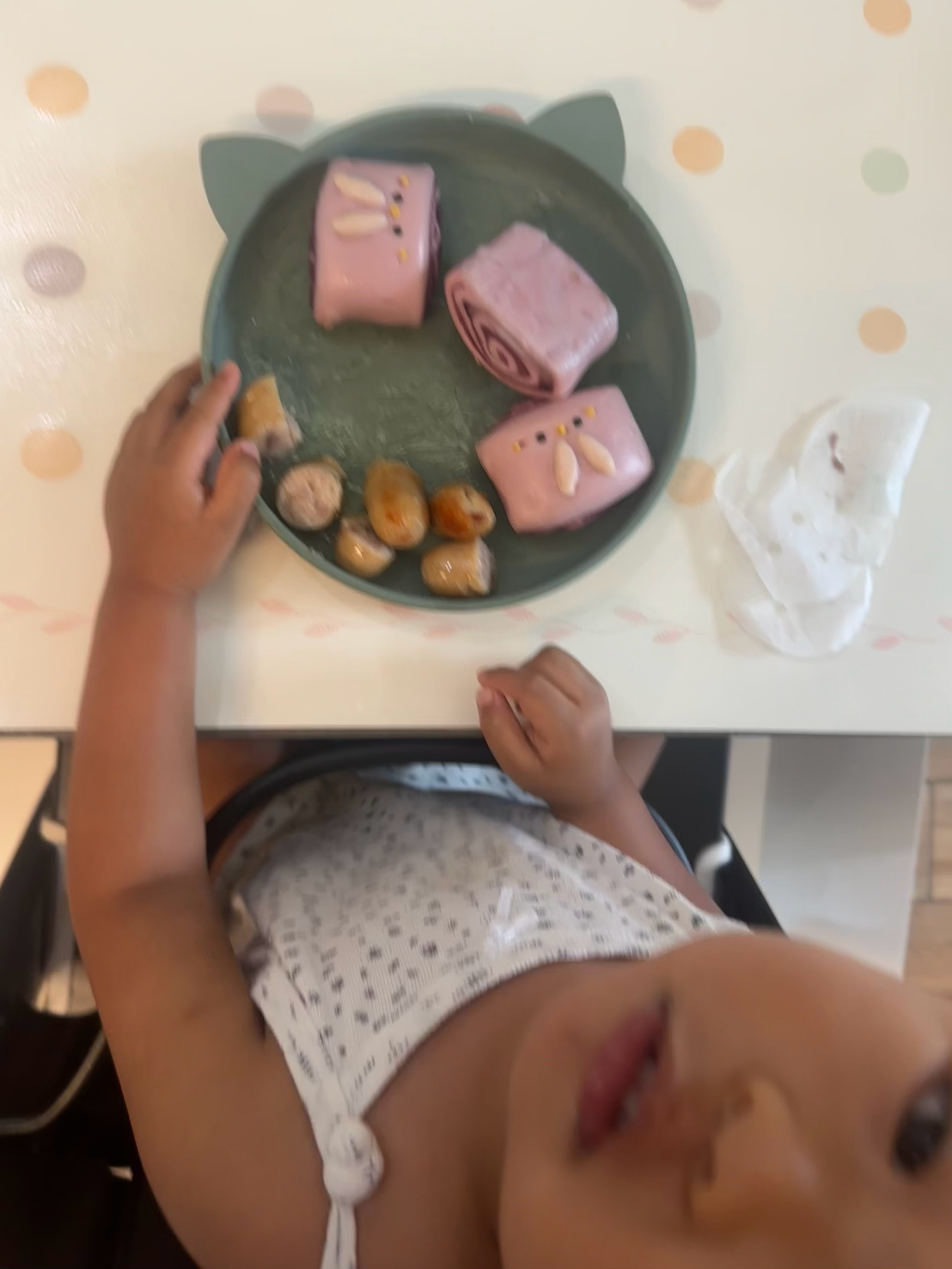 给孩子用心烹饪的早餐：用蒸屉加热，用空气炸锅炸熟。孩子怒赏俩字：好吃！ 