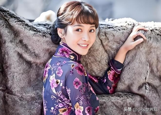 1891年，16岁的张作霖落难乞讨，孙寡妇看中了他，解开衣扣，掏出一块腰牌给他：