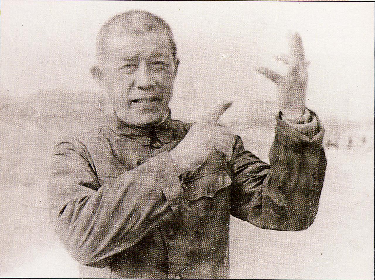 1937年12月，陈德贵趴在死尸堆中，由于脚太冷，动了一下，谁知，恰好被一个日本