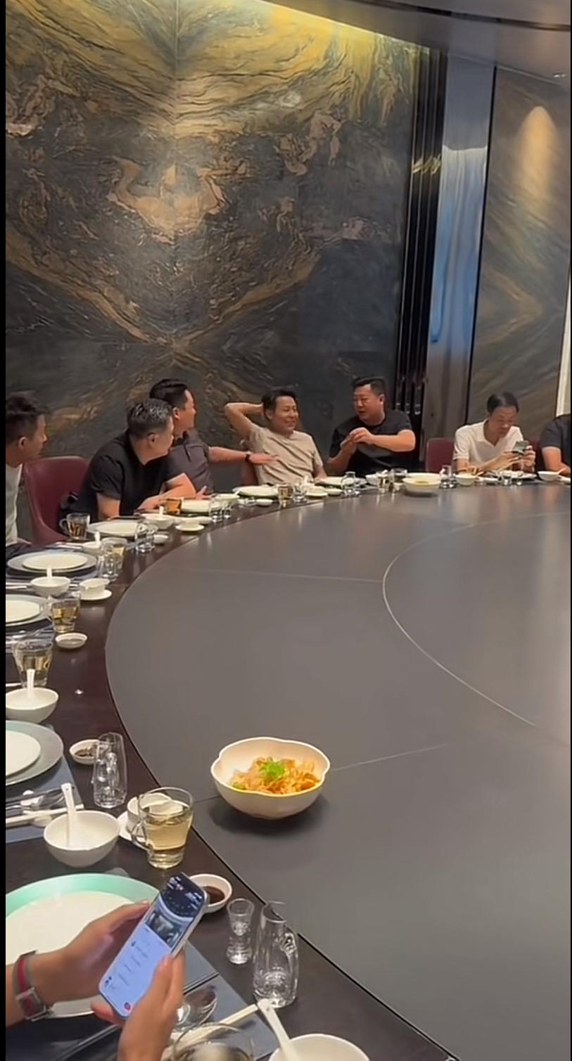 张大炮这次去新疆，算是真开眼了！
他活了四十多年，头一回在饭店见到这么夸张的大包