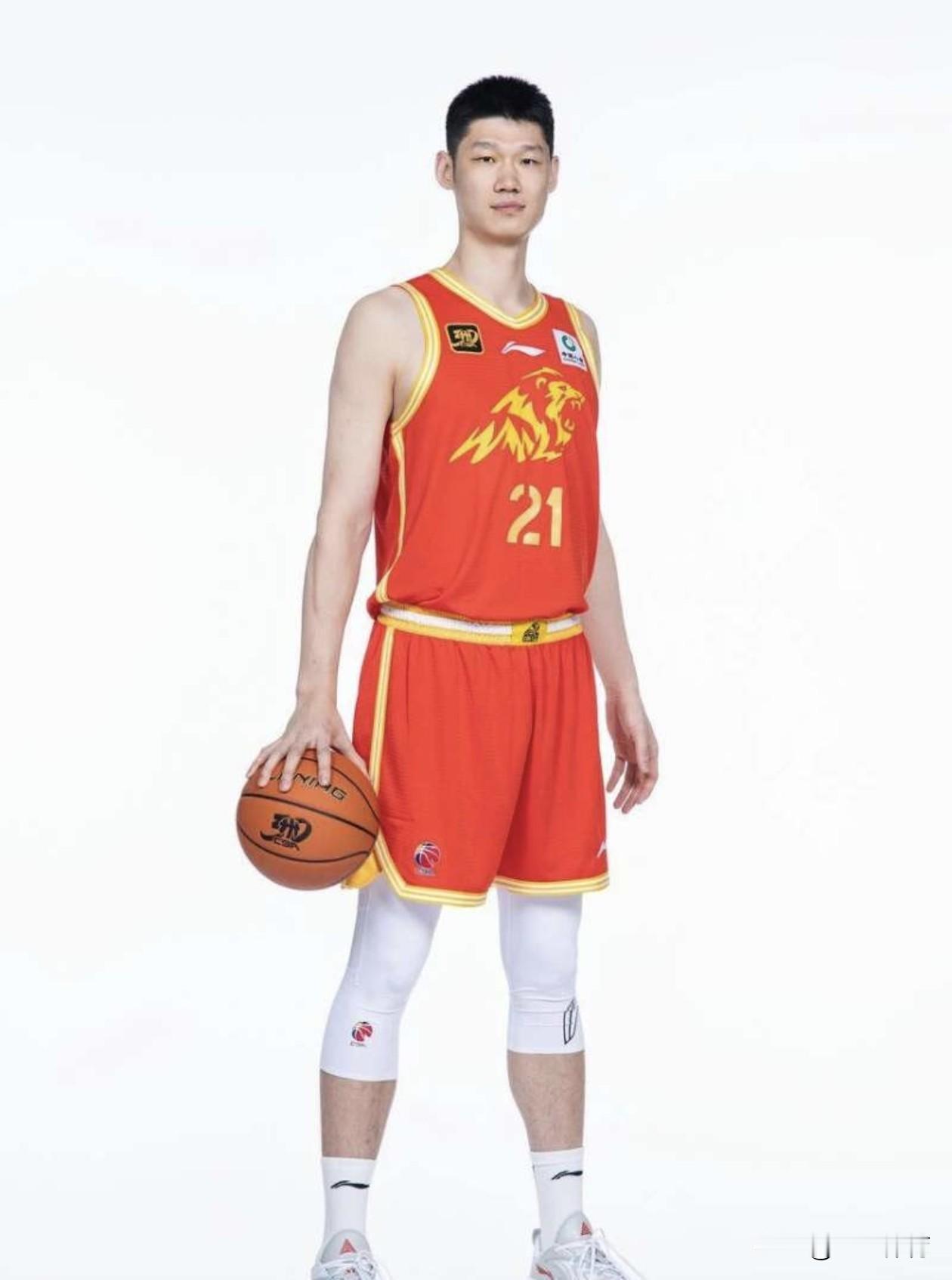 好在胡金秋经过核磁共振检查，没有伤到骨头以及韧带，只是有些轻微拉伤，但是考虑未知