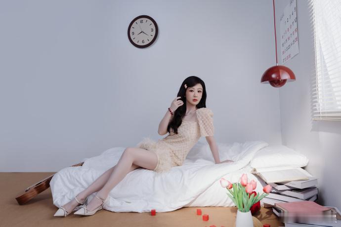 杨紫羽毛流苏裙杨紫直播活动造型大片羽毛轻盈、流苏摇曳，杨紫身穿羽毛流苏裙出镜，直