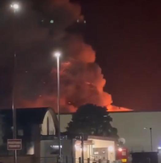 短短半个月时间，欧洲这边接连爆出两件大事。
 
就在4月26日深夜，英国费尔福德