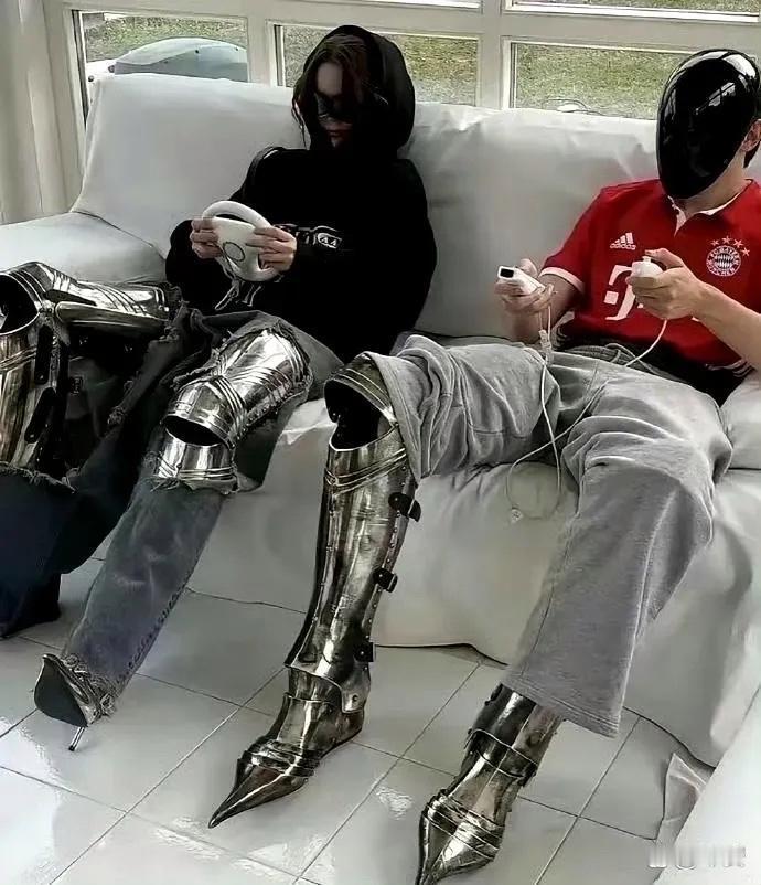 巴黎世家向来以独特风格著称，其设计充满高端神秘气息，似乎专为特定人群而打造，一般