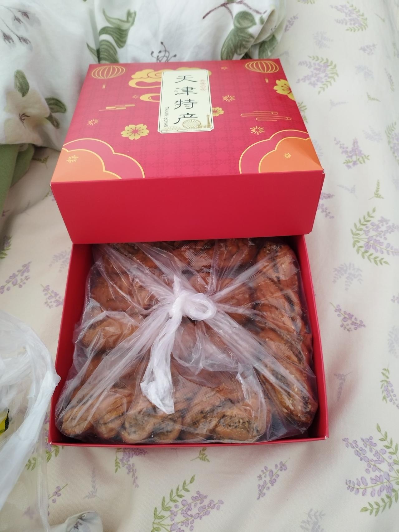 在天津解放北路桂发祥买的麻花，花了244块多，主要是给我姐买的，因为她开车，挺累