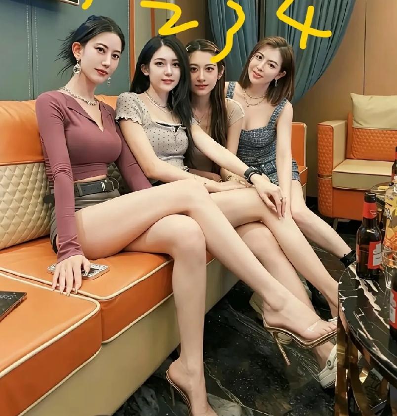 看这四个女孩的客貌，穿着、打扮，你觉得她们是做什么工作的？