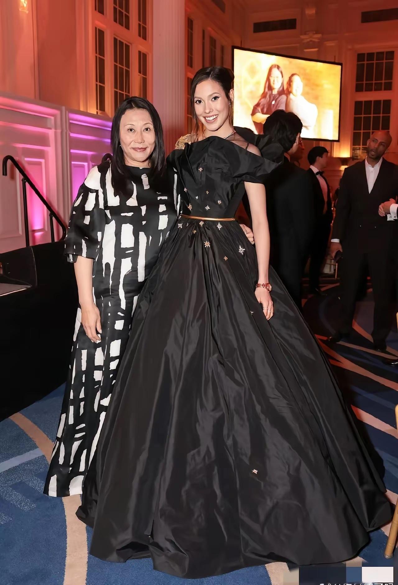 谷爱凌和妈妈谷燕现身纽约时尚活动，同框状态引热议。63岁的谷燕精心妆容出席，略显