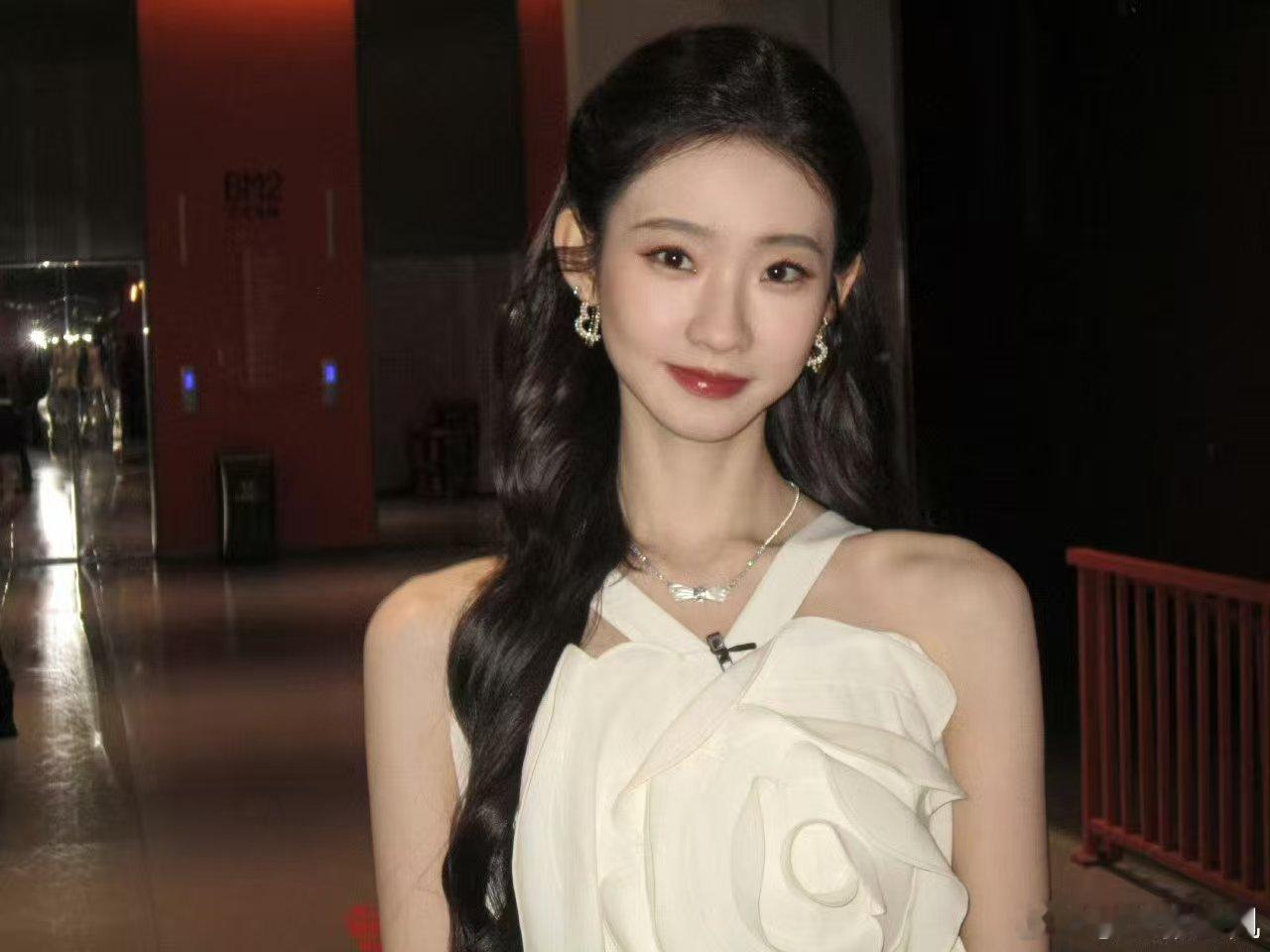 张艺凡和鸡斗上了你好星期六张艺凡和气球鸡死磕到底！全力扇鸡进筐，表情管理全线崩盘