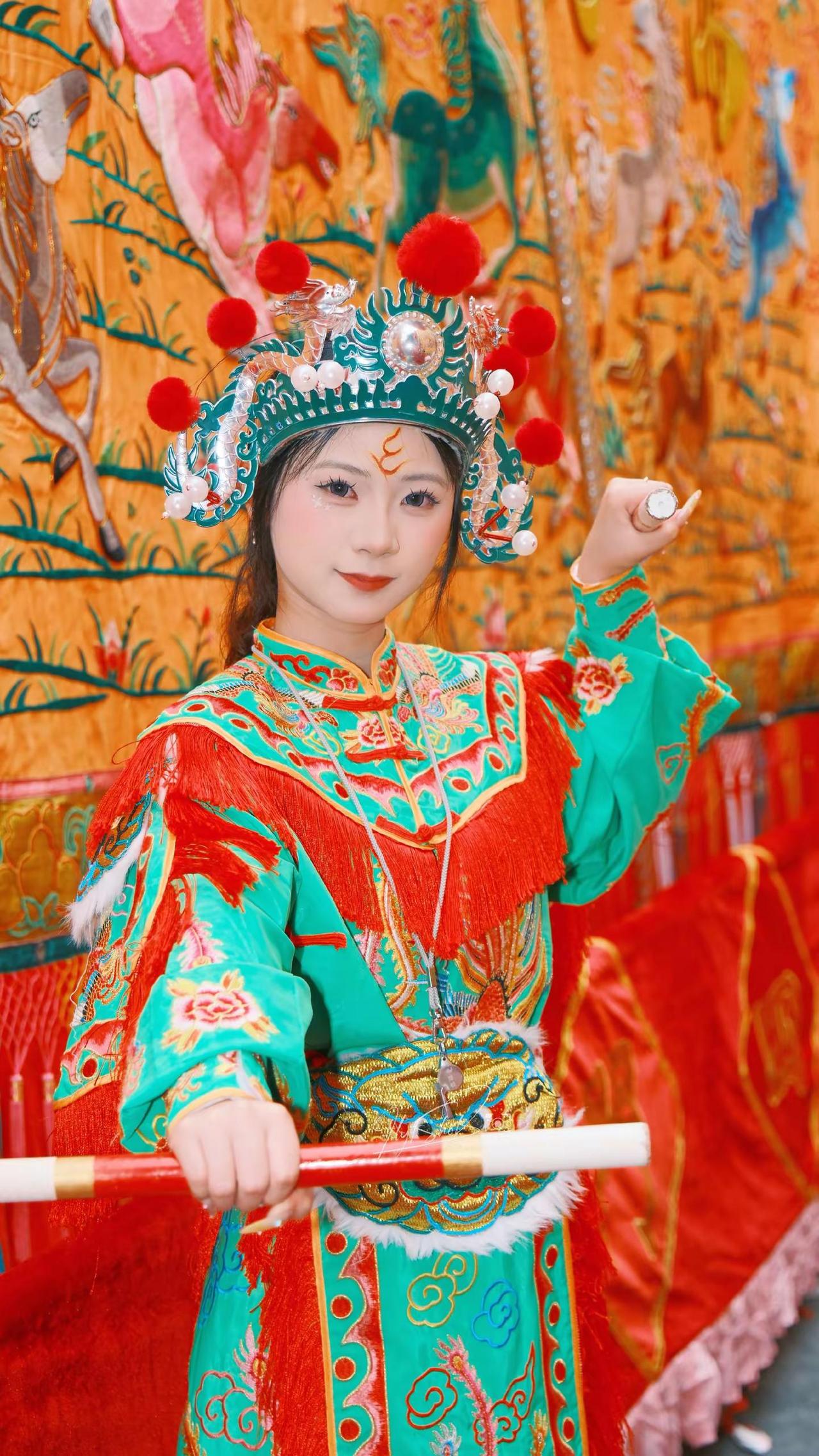 一槌惊鸿 巾帼起舞。西门女子英歌队 郑梓欣 潮汕女孩 又美又飒