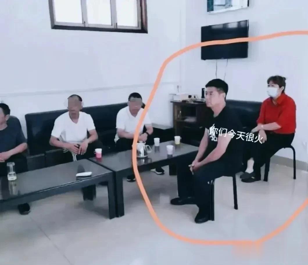 山东潍坊村干部道德败坏，光天化日之下干了令人震惊的丑闻……

潍坊，山东 ， 近