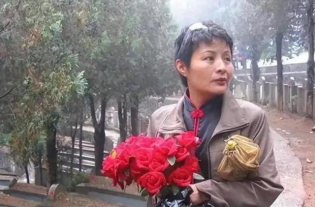 1984年，谢楠因私自开枪为牺牲的战友送行而被开除军籍，20年后，谢楠带着957