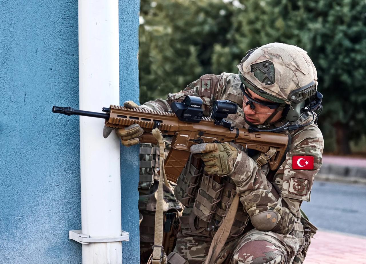 土耳其特种部队司令部 (ÖKK) 士兵使用 Mertsav MAR556T 5.