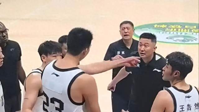 被郭士强冷落不撕破脸！吃过杜锋的亏，徐昕成CBA最清醒的年轻人