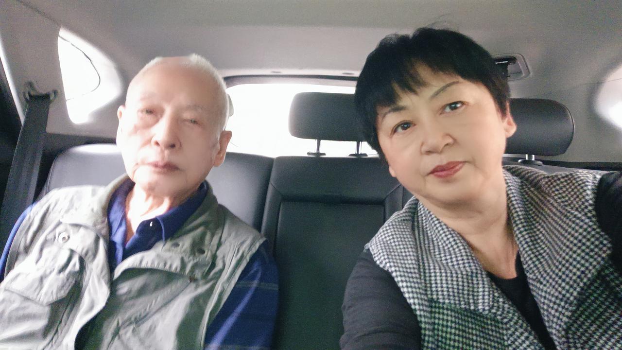 40多年前，我在医院看到一位60岁的老阿姨陪护80多岁的老父亲，当时便心生怜惜。
