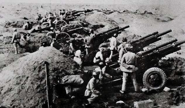 锦州战役中，班长要炸暗堡无奈没有手榴弹，随后摸到一圆球后大喜。
 
1948年1