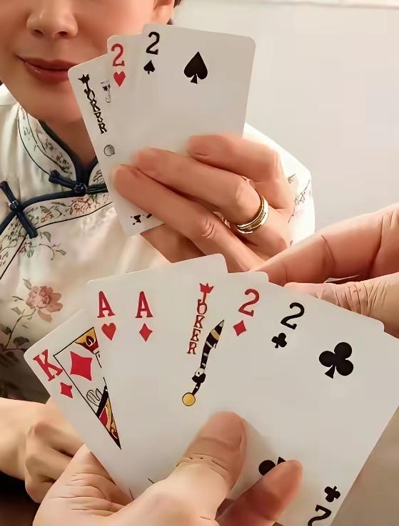 先出两个2，然后一个K，赢了。你到底是想赢还是不想赢了？