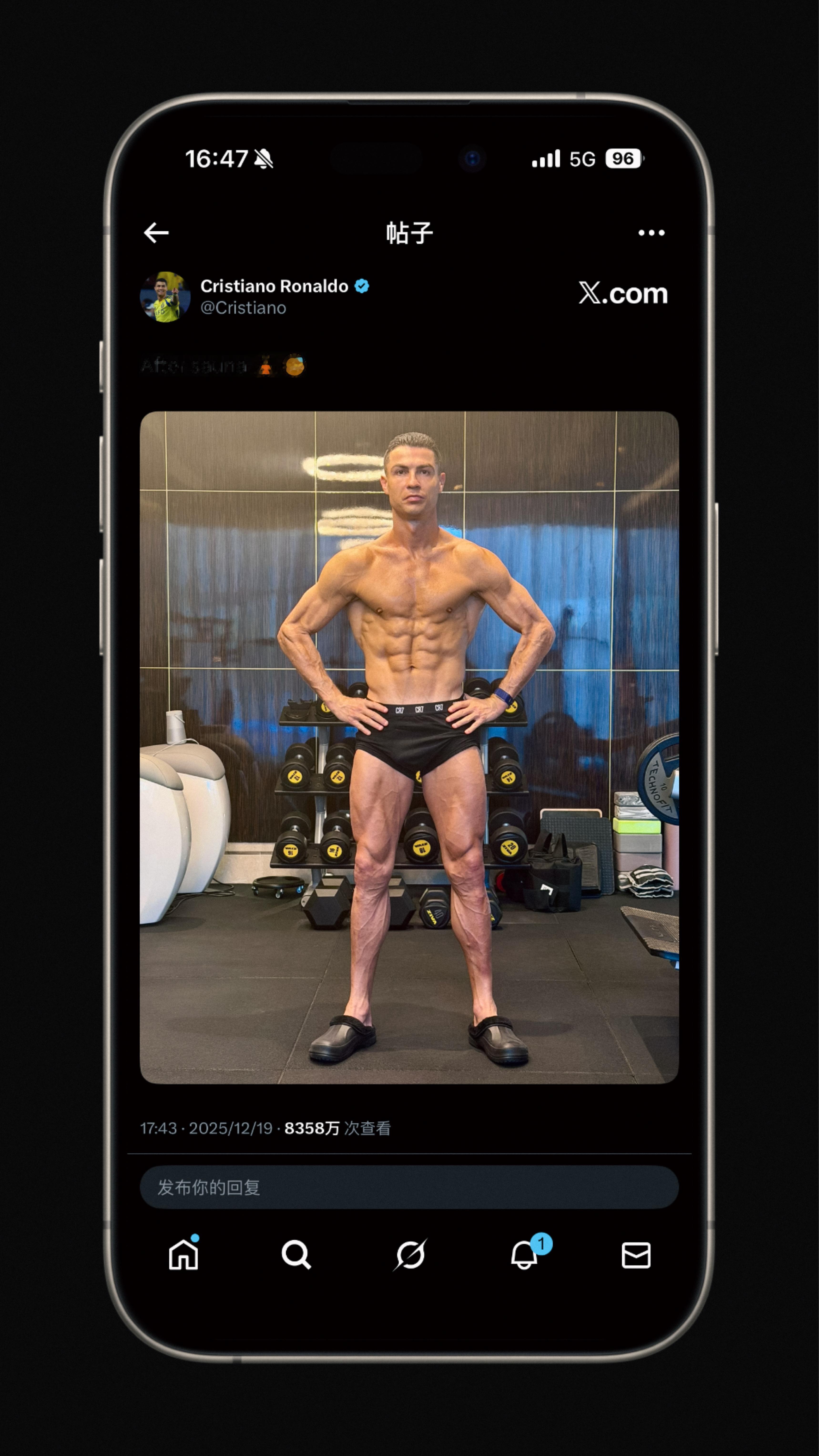 马斯克被C罗身材卷到了🛑 C罗推特动态秀肌肉，马斯克在评论区点评说道：“看来我