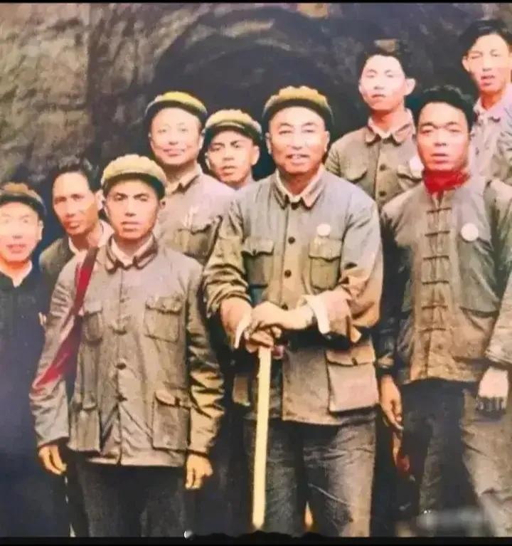 50岁以下的人，恐怕认不出其中的伟人了。那时的干部群众真是一条心，同甘共苦。力往