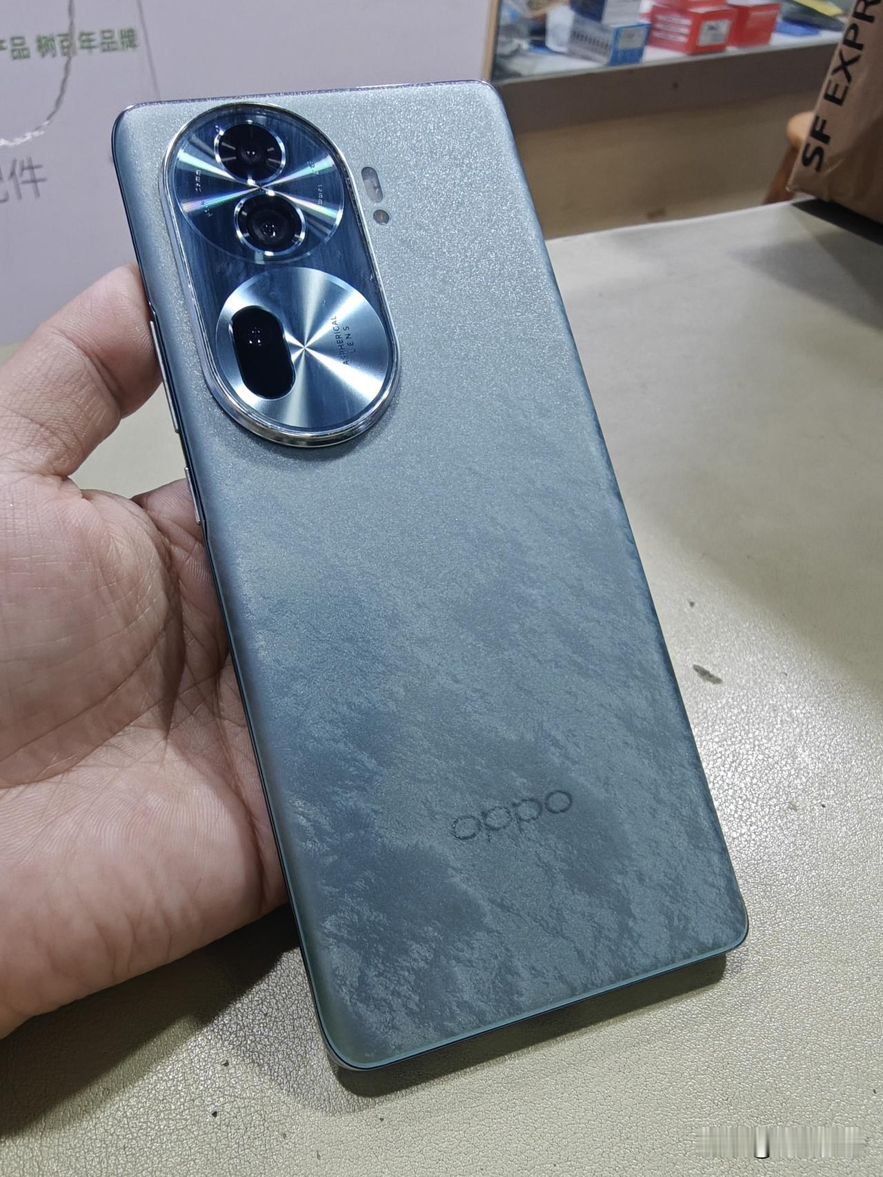 隔壁卖烟的老板娘，前天晚上接了个大单。有人添加她微信说 需要5条和天下，大几千块