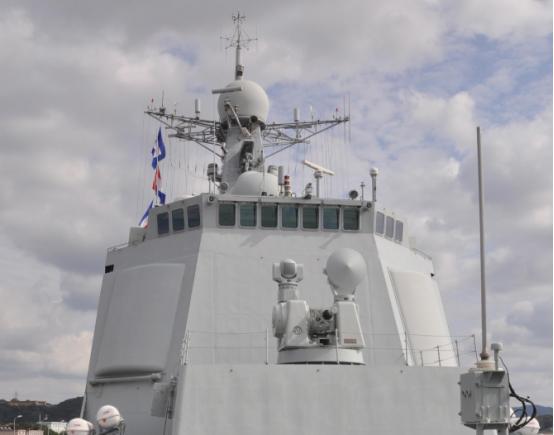 中国雷达又凡尔赛了一把。
 
央视最近刚披露了052D银川舰的雷达细节，这话真不