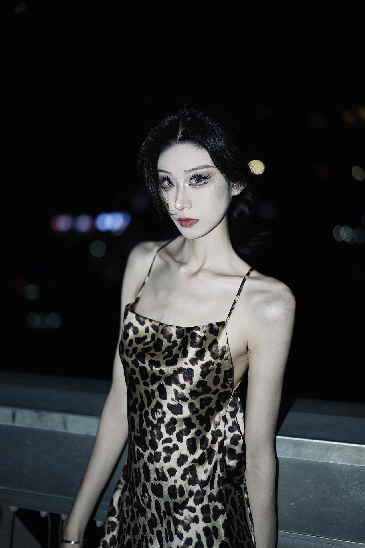 很少在自己的母校海南大学这边拍照，但是晚上海南大学北门的天桥上夜景太好看了，然后