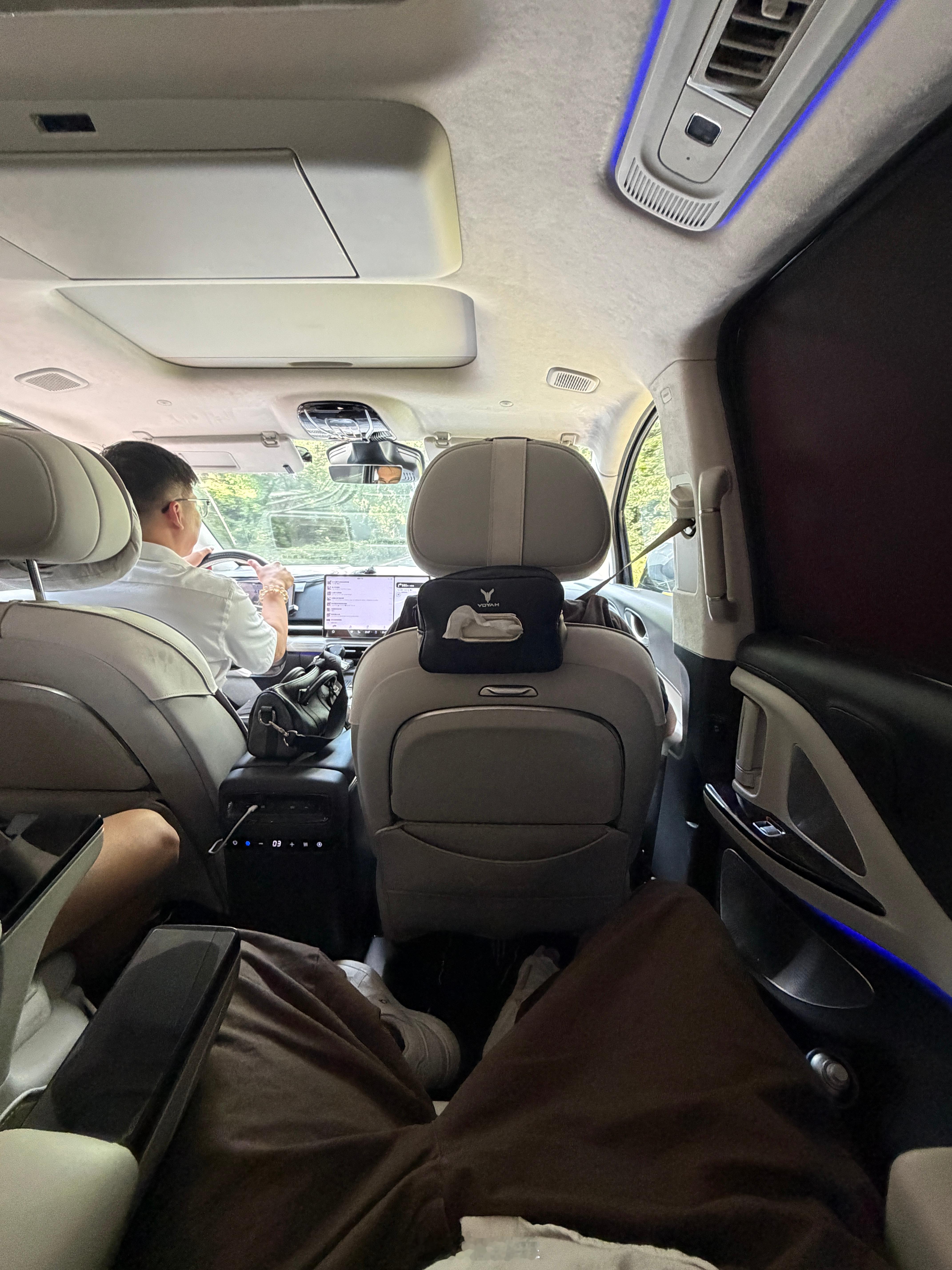 MPV还是得有原厂隐私遮阳帘，这个师傅自己加装了二排的配件，但是三排侧窗又没有，