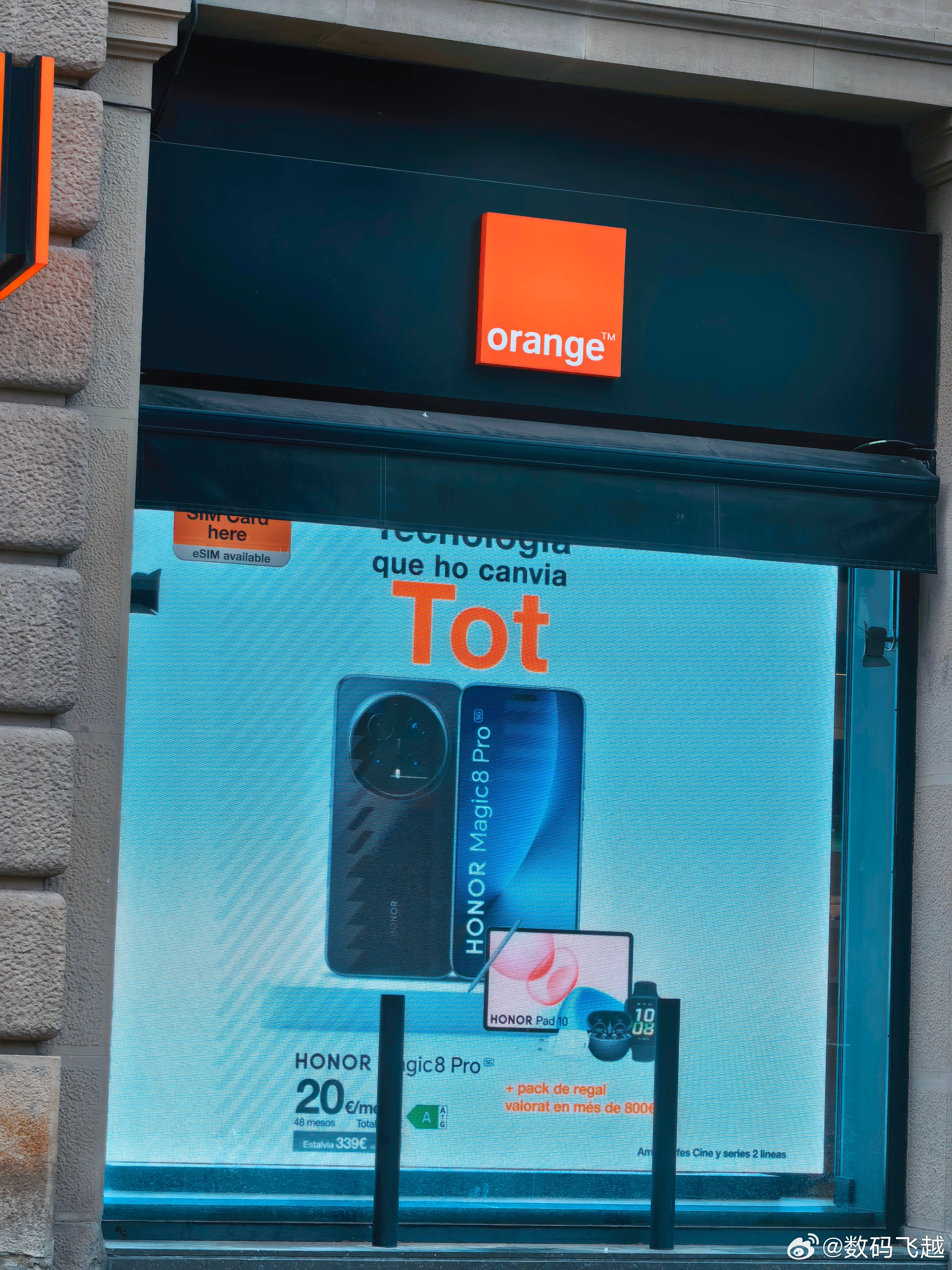 MWC2026巴塞罗那随手一拍，昨天出租车上看到荣耀产品屏幕，去年大家都看到荣耀