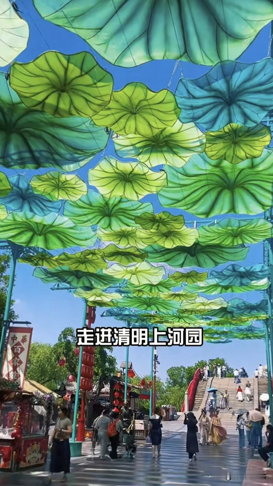 想出开封清明上河园的这个设计的人真是个天才了，第一眼看过去还以为是AI生成的，这