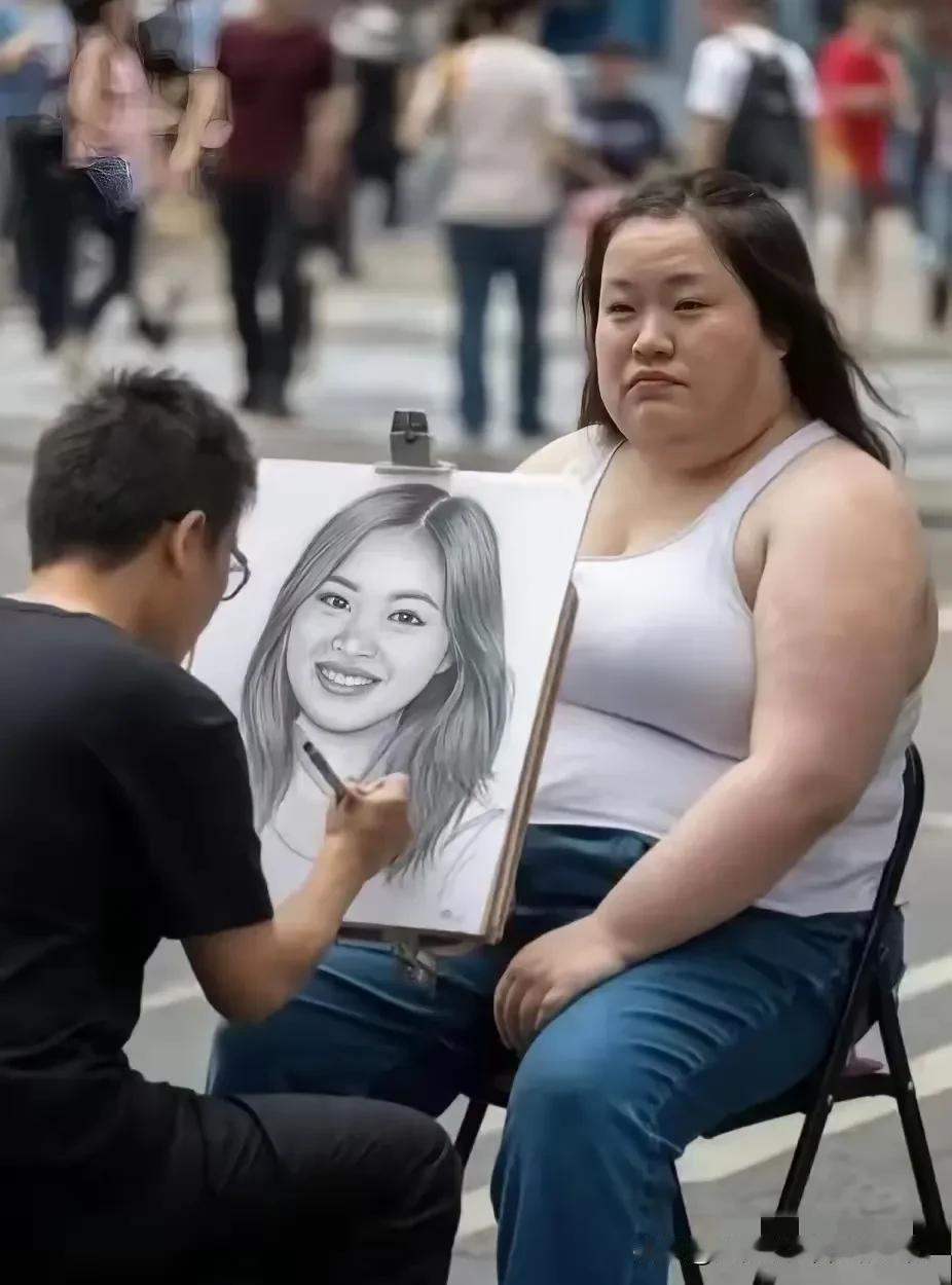 小哥哥这画画水平真绝，素描堪称整容，美女制造机啊[捂脸]
为了报答他能发现小姐姐