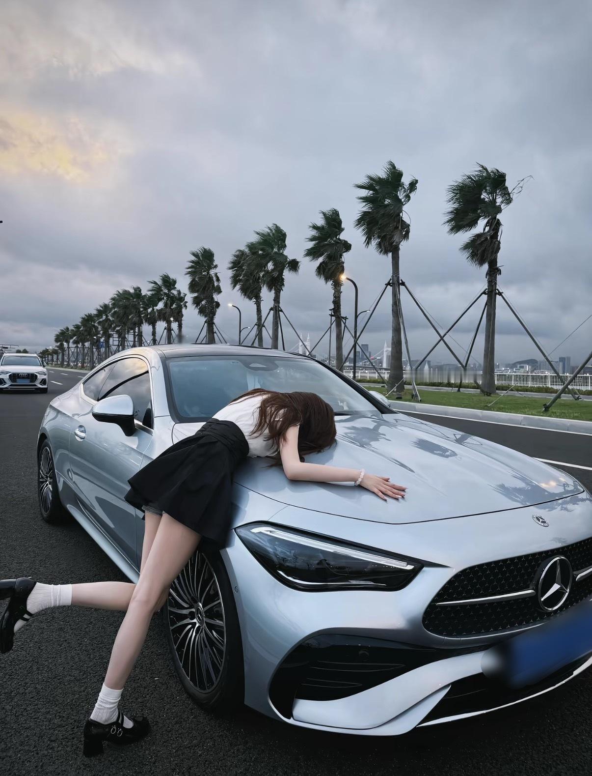 奔驰的双门轿跑车小姐姐们还是比较喜欢的 ​​​
