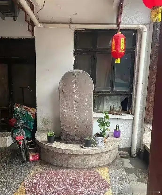 这户人家属实厉害了，老祖宗的墓直接在家里面。如果是你的话，你会害怕不？ ​​​