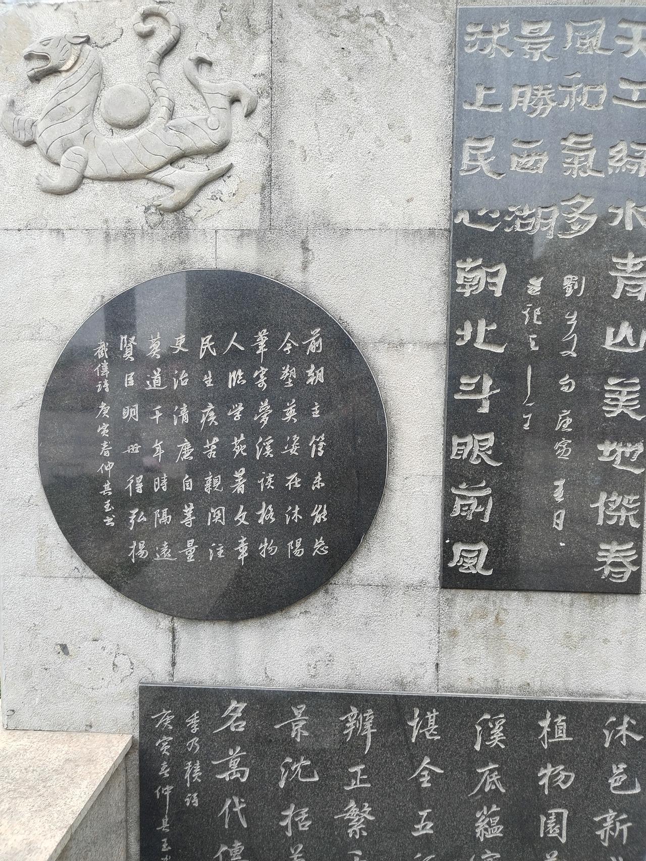 【趣联联趣】
上联：扶桑，晨光点缀金枝杪
下联：？
【一字千金】
《访春·其三》