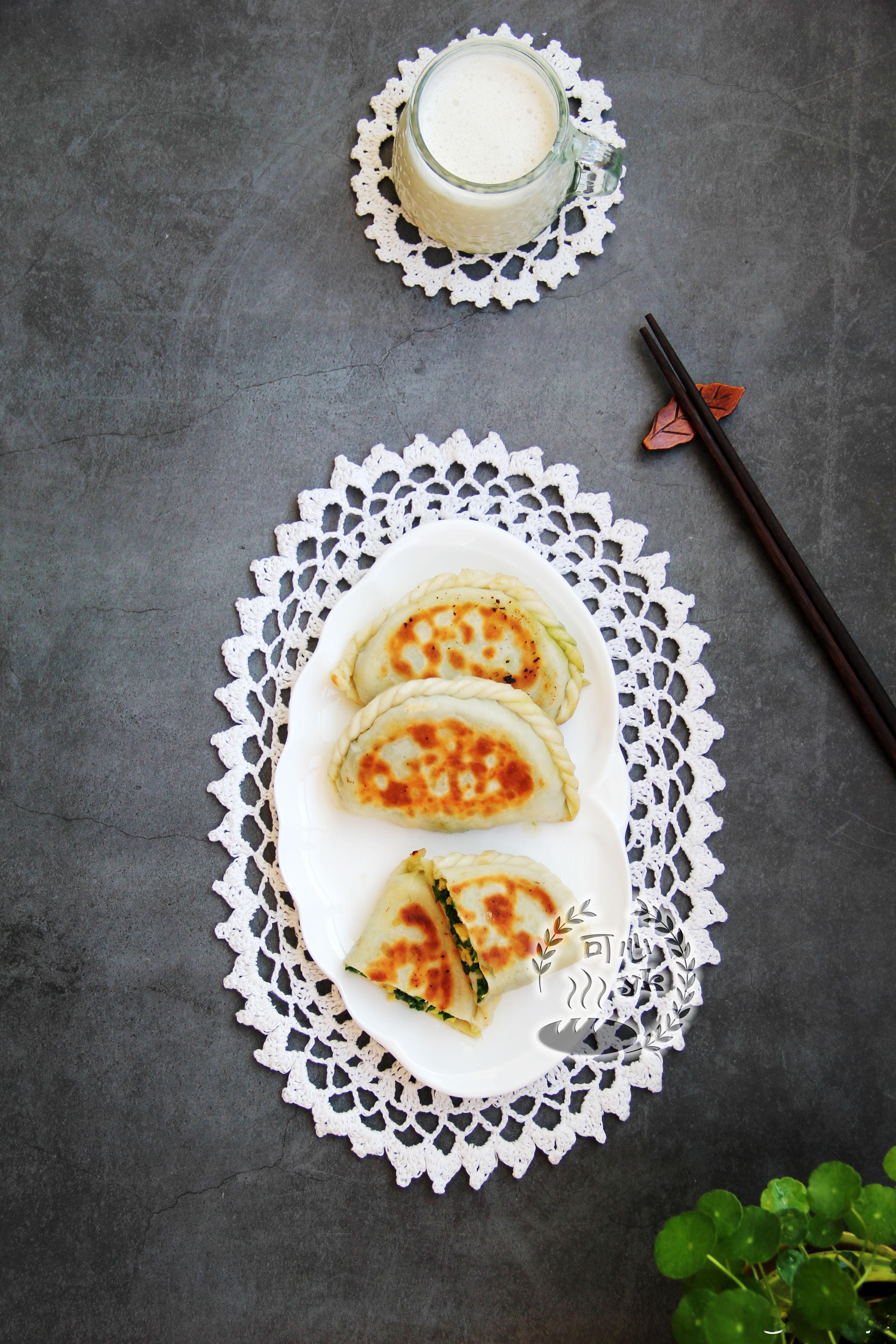 [调皮]今天的早餐：虾仁鸡蛋韭菜盒子，豆浆。#不可辜负的美食##我的美食日记##