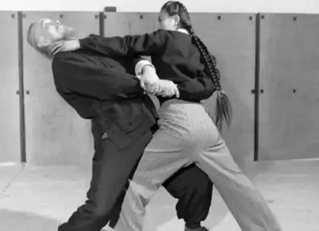 1968年，80岁的武僧宋九庵遇见了18岁的流浪姑娘宋莲萍，当时宋莲萍已经饿晕，