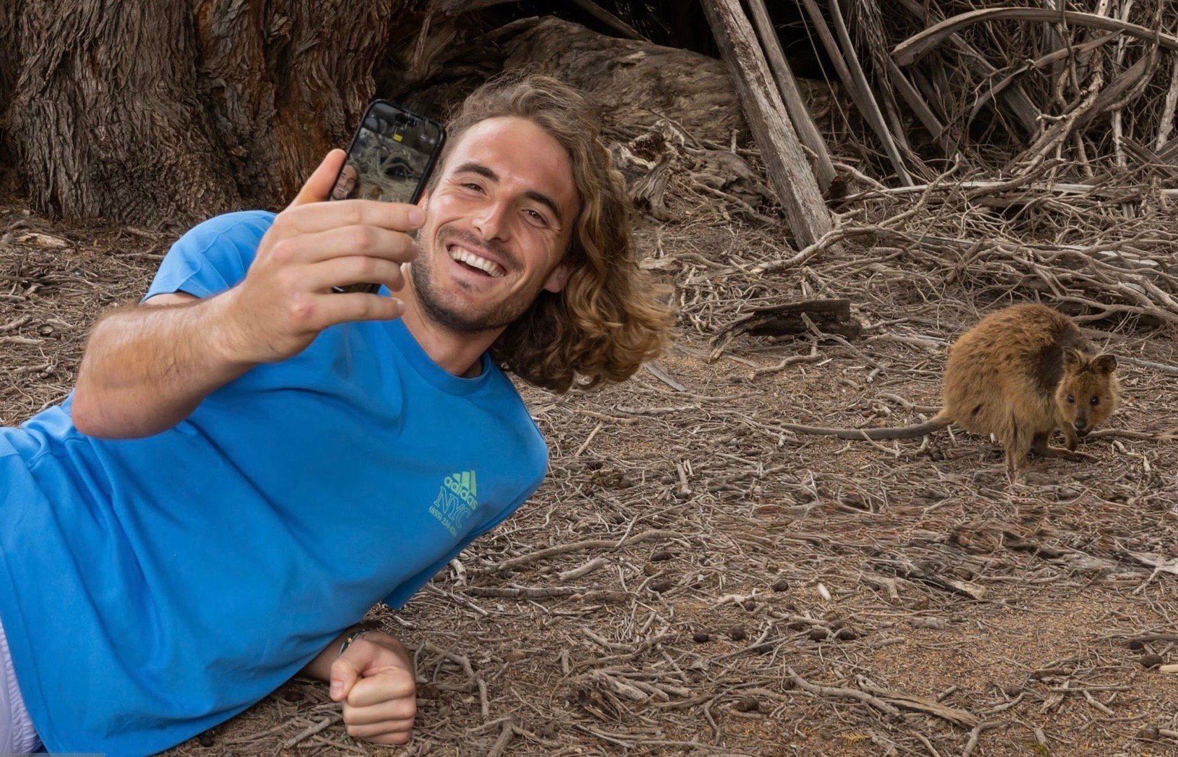 西西帕斯在西澳大利亚标志性的罗特尼斯岛，与短尾矮袋鼠合影🤳这应该是每年澳洲赛季