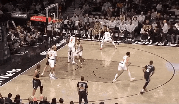 04月14日的NBA常规赛，篮网于主场对阵尼克斯的比赛正在进行。
在比赛的第一节