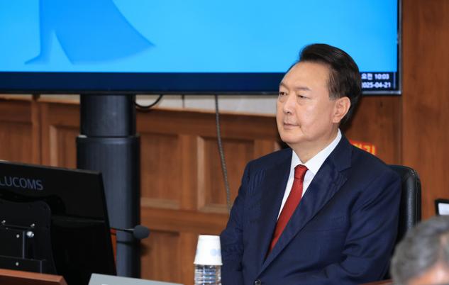以前总觉得小国在两个超级大国博弈时只能可怜巴巴地当炮灰，但最近韩国人却上演了一出