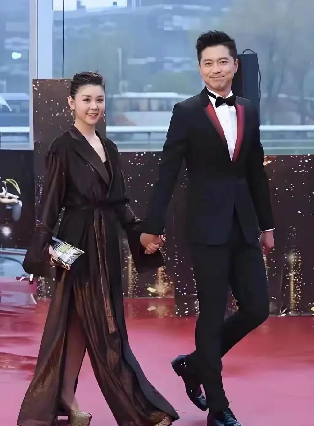她39岁还是少女的外表，嫁人的时候什么样，现在还是什么样，感觉一点都没变！她出道