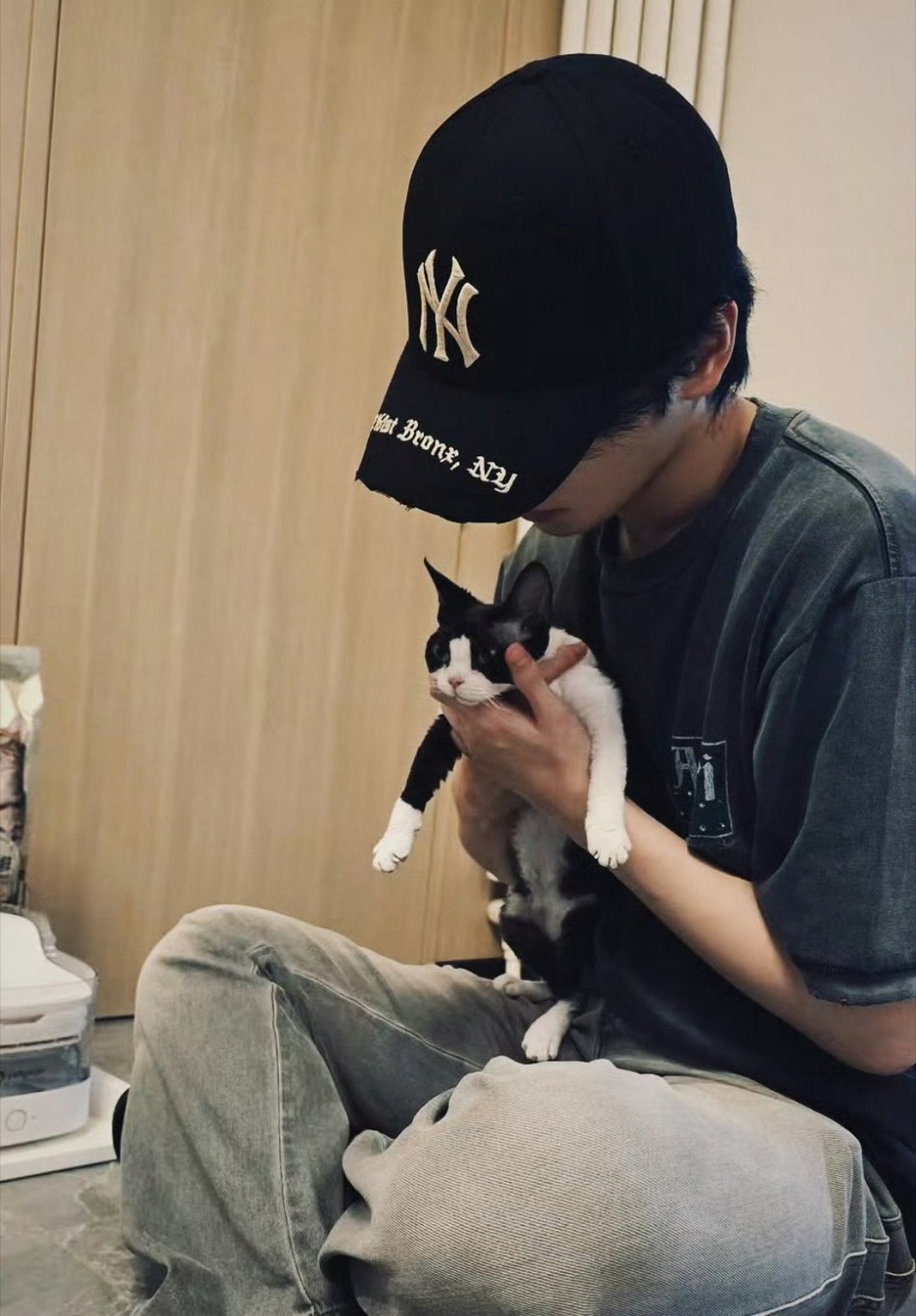 严浩翔养猫 从一只小猫变成了三只小猫耶[憧憬] 好可爱！！能不能分我一只[哈哈]