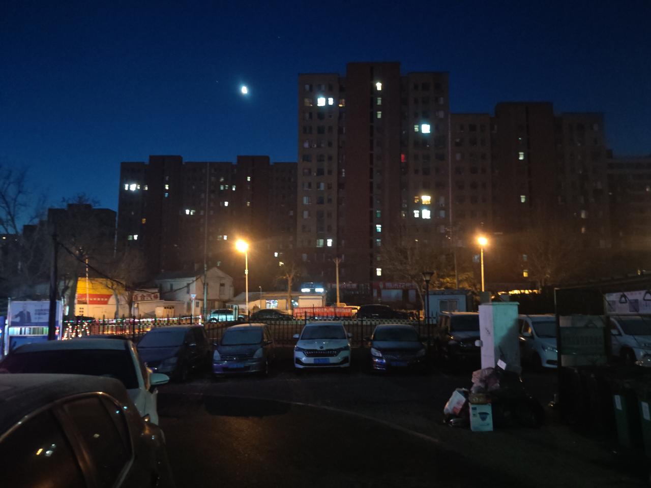 明月当空照，节日气氛浓。