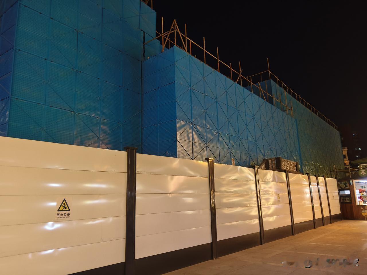 俄罗斯风情街有一栋老建筑目前正在维修，就是以前船校附近那栋建筑。曾经这栋建筑被假