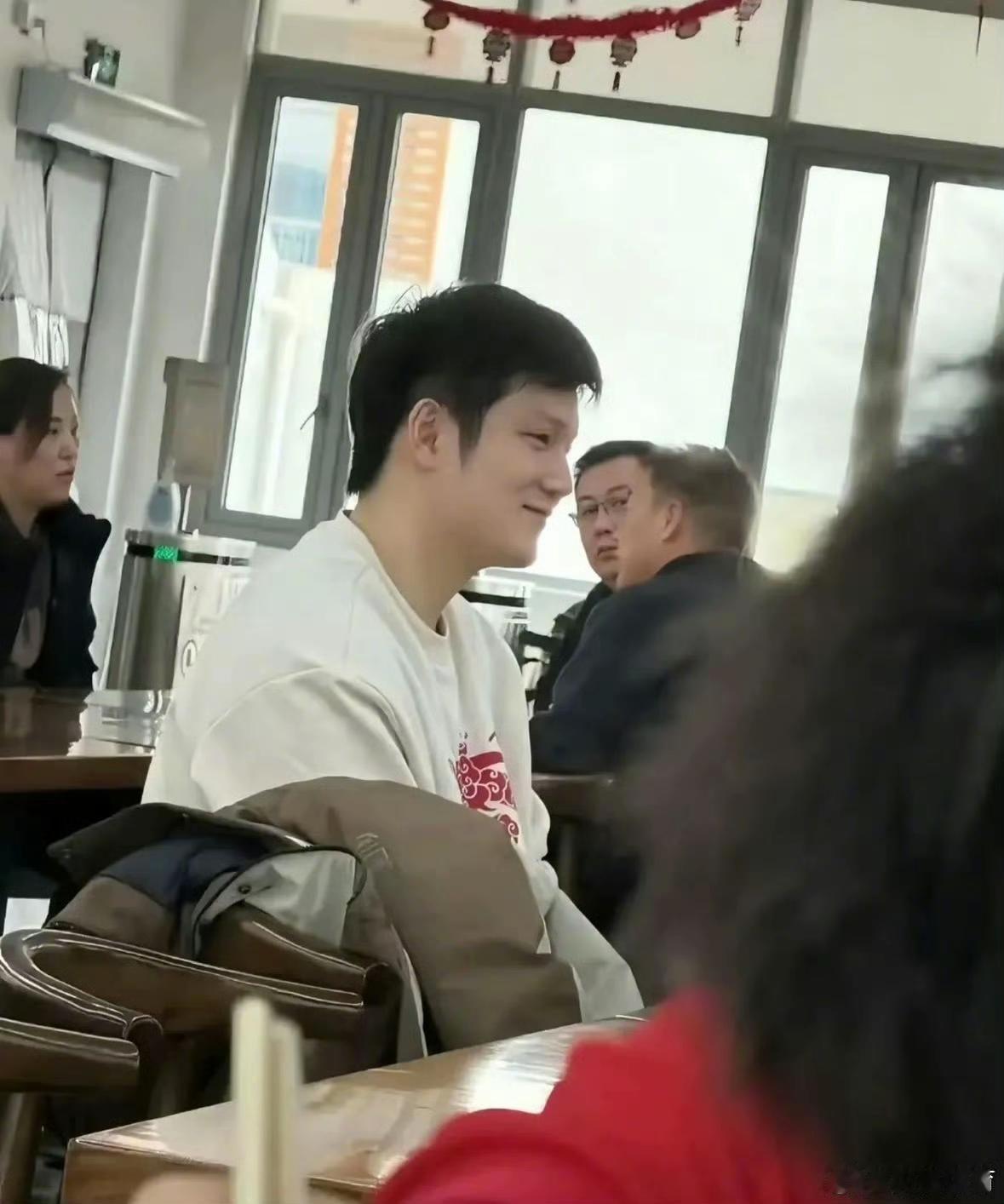 我们咚咚大王的笑容就是这么权威，超级治愈。
期待樊振东在接下来的全运会中取得好成