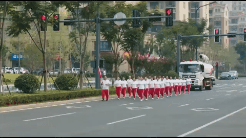 必须为司机师傅点赞，

对待这些人就得这样，

真把公路当成自己家的了！